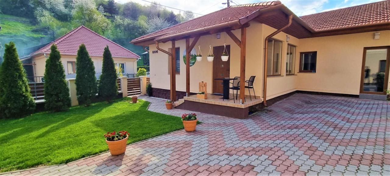 Hos-Cegledi Vendeghaz Miskolc -Oenallo Otthon, Mely Csak Az Oenoeke Exteriér fotografie