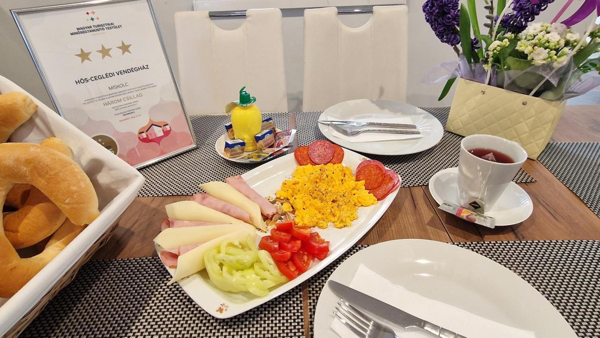 Hos-Cegledi Vendeghaz Miskolc -Oenallo Otthon, Mely Csak Az Oenoeke Exteriér fotografie
